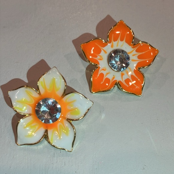 Enameled 5 Petal Flower & Leather Snap Bracelet - Picture 4 of 9